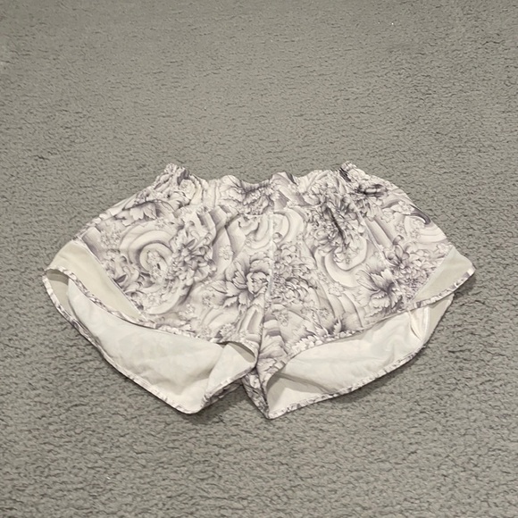 Lululemon Mini Twine White Multi Gray Floral Print Hotty Hot Shorts ll size 8 - Picture 1 of 4
